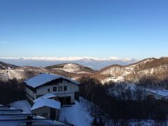 朝。いいお天気。昨日まで雪だったそうで、ゲレンデのコンディションも期待できそう。