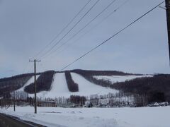 ウナベツスキー場が見えてきました。
実は数日前に公式ブログで見かけた心配な記事がおもいだされました。
それは、スキー場自慢のイタリー製の圧雪車が故障してしまい、
圧雪ができないでいるという記事でした。
まさかのノーピステン、いや、最悪営業中止もしょっちゅうあるのが、
ここ道東のスキー場です。
まだ安心はできません。