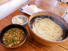 美味いんだよね、岩見の釜揚げうどん
うどんは作り置きしない
どんなに忙しくても注文入ってから茹でる
拘りだな
甘辛揚げ玉入りのタレ汁が、またまた美味い
うどんの後の手握りおにぎりは必須