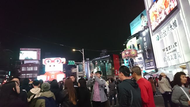 さて、スカイランタンフェスティバルも終わり、４０～５０分かけて動物園に戻ってきたらそこでＵｂｅｒを呼びだし、そこから西門町に行きました。<br /><br />ここの賑やかさは日本で言うと渋谷や池袋を思い出します。繁華街の中でも若者率は高いですね。