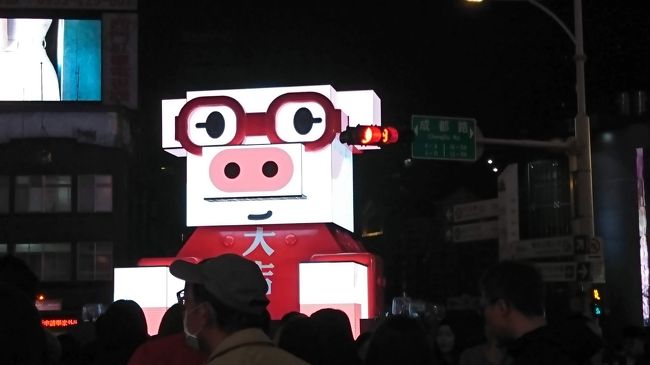 台北のランタンフェスティバルと銘打ってこの時期はこういうライトアップスポットが随所に現れます。<br /><br />なぜ、眼鏡スタイルなのかは分かりませんが、豚年らしいオブジェも多い。