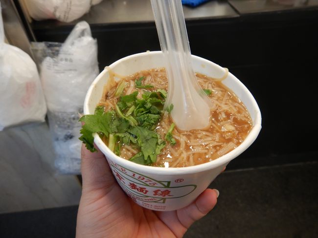 米の麺が入った小さいカップですが、このホルモンヌードルは凄く細い麺で素麺みたいです。台湾の屋台系グルメの中では珍しく、カツオだしの優しい汁で、花椒・五香などを使っていないのでツンとせず、屋台街のにおいが苦手な人でも食べられます。パクチーもいいアクセントです。