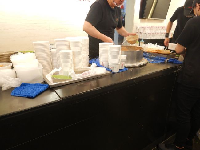 凄い行列ですが、手際良くちゃっちゃとついでくれるのですぐに順番が回ってきます。