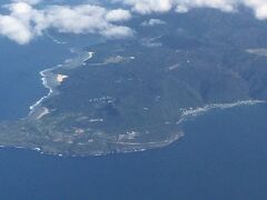 逆向きになった鳥の頭のように見えるのは、沖縄島最北端
嘴のような所(左下)が、辺戸岬です。
那覇に向かって南下中ですから、画像上方向が【南】で下方向が【北】。
青い翼は、更に南下していきます。
