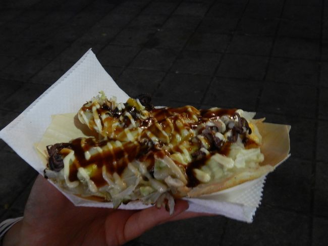 見た目は普通のたこ焼なのですが、はみ出したたこの足、凄くのびるチージーなチーズ好きに堪らない食べ物に仕上がっています。