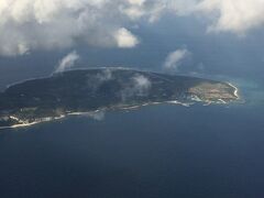 那覇空港上空は渋滞が発生するので、着陸の順番待ちで良く時間調整が行われます。
しかしどの辺りで調整するかは、その日のお楽しみ。
この時は粟国島上空を旋回していましたが、慶良間諸島近くで時間調整をすることもあります。