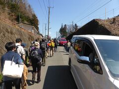 大下バス停でバスの乗客のほとんどが降り、大混雑の中、木下沢梅林を目指します。ちなみにバス停はおおしもで梅林は「こげさわ」と読みます。