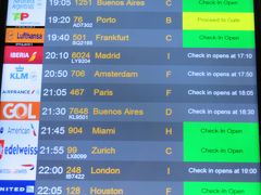 リオデジャネイロ国際空港に着きました。
20:50のアムステルダム行きのチェックインは、Fカウンターです。