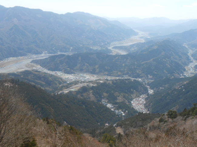 山を下りながら、折々眺望が広がるスッポトで、景色を眺めながら一服
