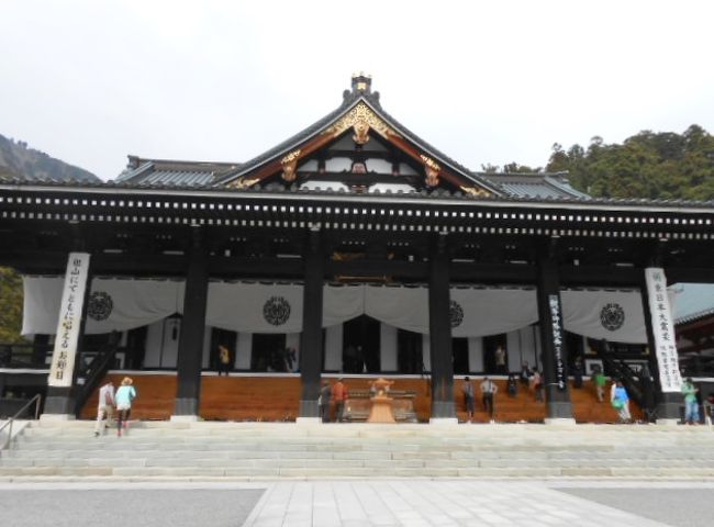 本堂では「釈尊御降誕会大法要」が午後一時から丁度執り行われていました。