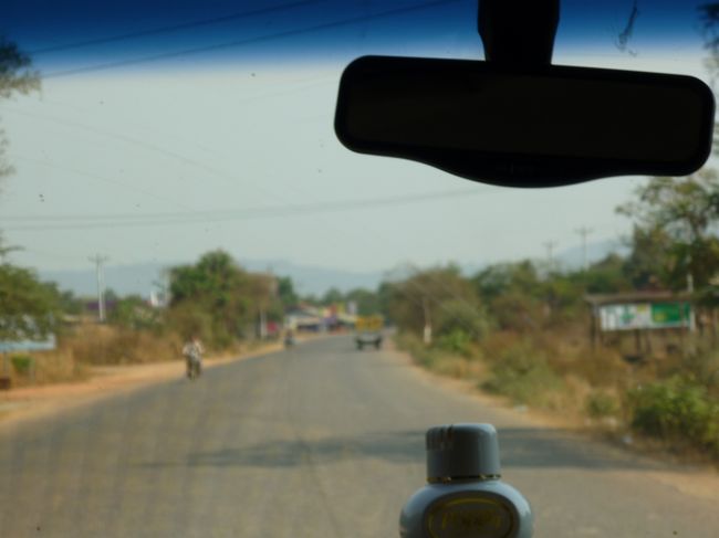 田舎の風景の中を飛ばしていく。<br />雨の降らない乾季のため、茎は枯れて元気がない。