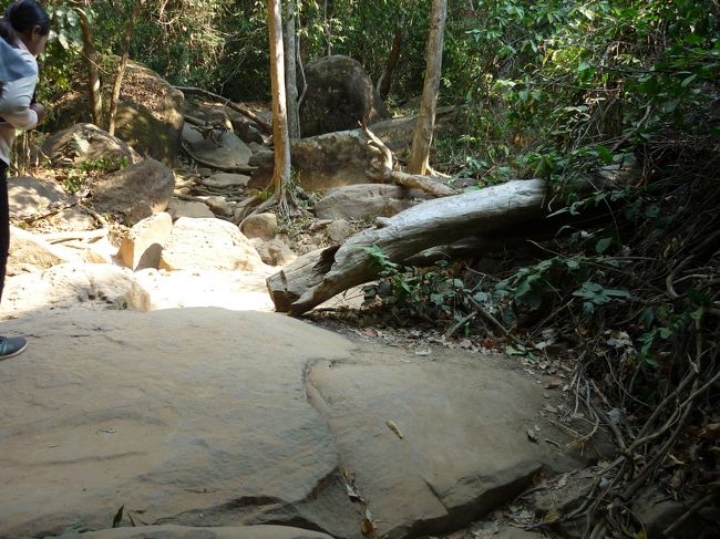 雨期の時期には雨が降って滑って歩きにくいとのこと。<br />しかし暑い。