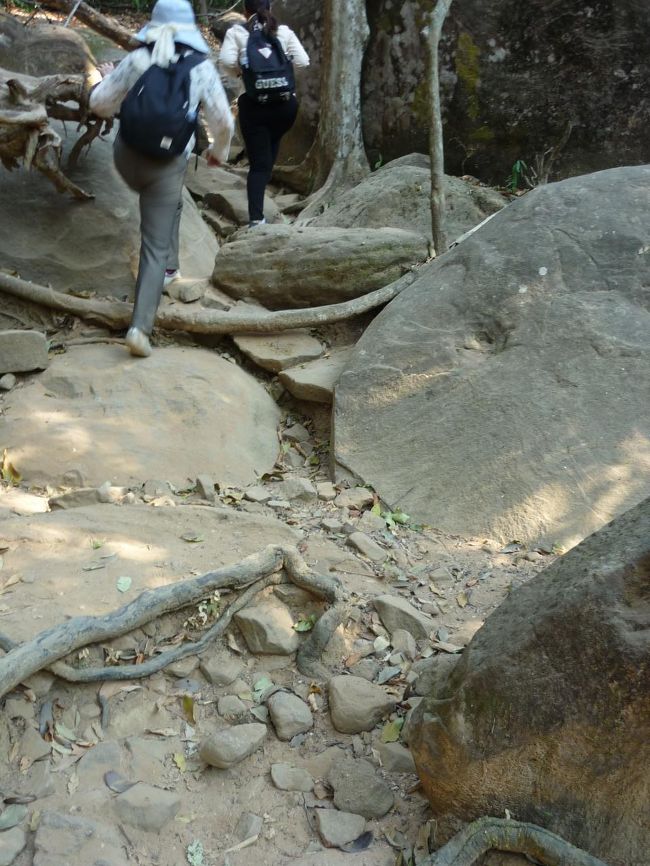 こんな山道を200m上がったところで、残り1500m。このあとこの7倍も歩くのかと思うと当然中止～～～。<br />ガイドさんも無理しないでと何度も言う。どうも登る前から言われていた気がする。<br />ツアー客は我々だけなので自由が利くところがいい。<br />あとのこともあるので今回は断念。水の多い良い季節に来た時に取っておきます。<br />ガイドさんもほっとした様子。これで疲れずに早く帰れます。