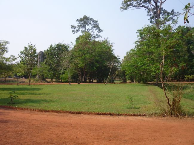次は、東洋のモナ・リザで知られるバンテアイスレイ遺跡の観光に向かう。<br />遺跡の入り口で久しぶりにきれいな緑の芝生を見た。<br />きっと水をたくさんまいているのだろう。<br />