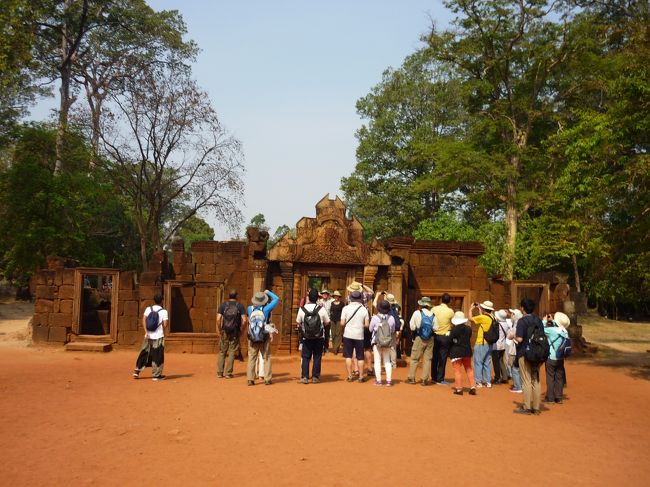1000年以上前に建てられ、女性の砦という意味をもつヒンズー教の寺院とのこと。<br />それほど大きくはないが、美しい彫刻が多い。<br />この暑さの中、結構観光客が来ている。
