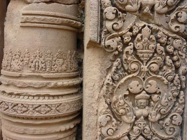 微細な彫刻が施されている。<br />よくもまあ、1000年以上も風化せずにいるものだと感心する。<br />