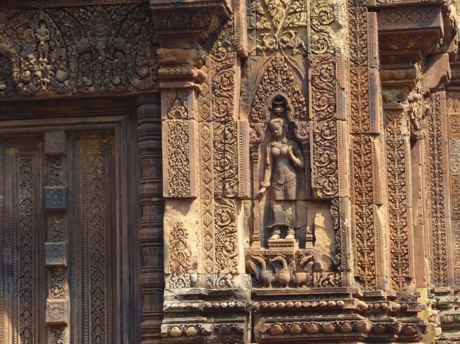 右側が、評判の東洋のモナ・リザらしい。