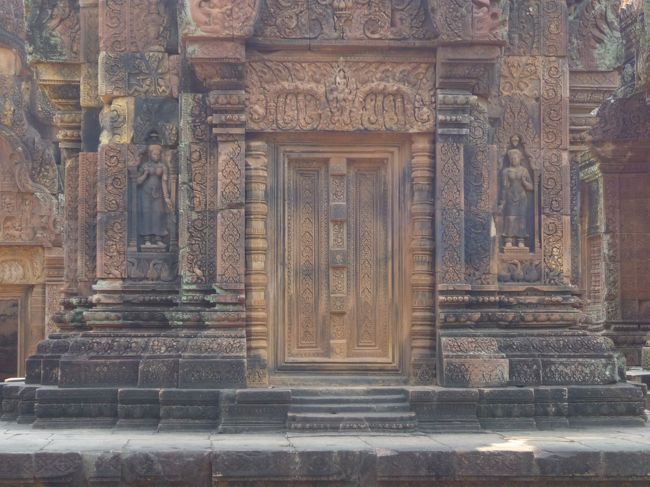 あちこちに女性の彫像がある。