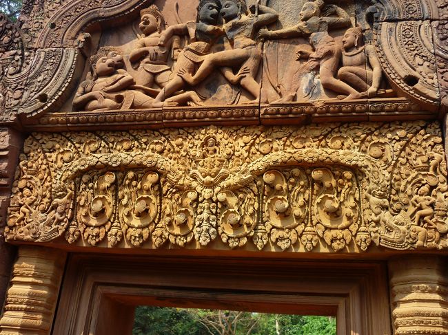 この細かい彫刻。