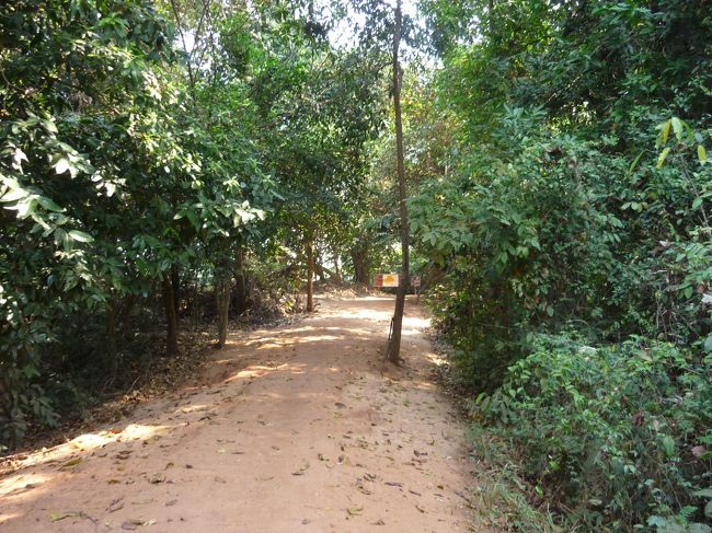 外に出て出口へ向かう。