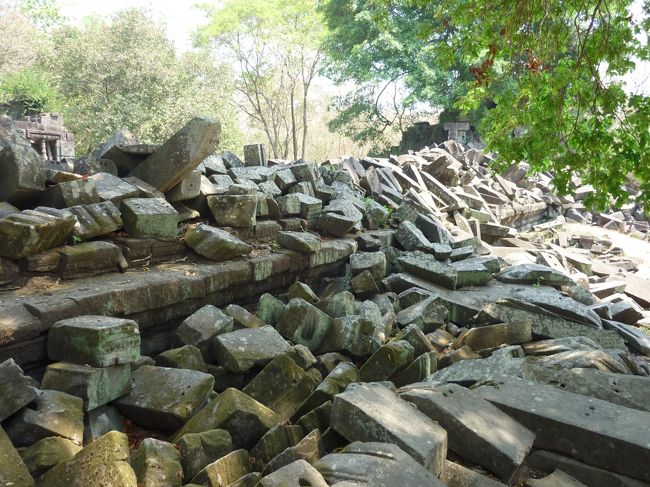 雨期のころには壊れた石の上に苔が蒸して緑が映えるという。