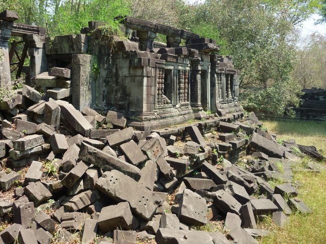 本当によく壊れている。<br />ここはあまり巨木の根がないように見えるのだが、これこそ風化と呼ぶのだろう。