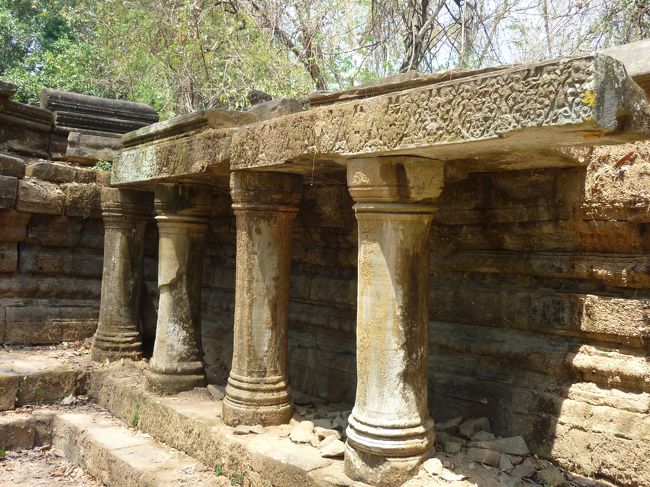 しかし、これだけのものをどうやって作ったのか。<br />考えられない。<br /><br />このままにしているとこの柱の上の石も落ちるのだろう