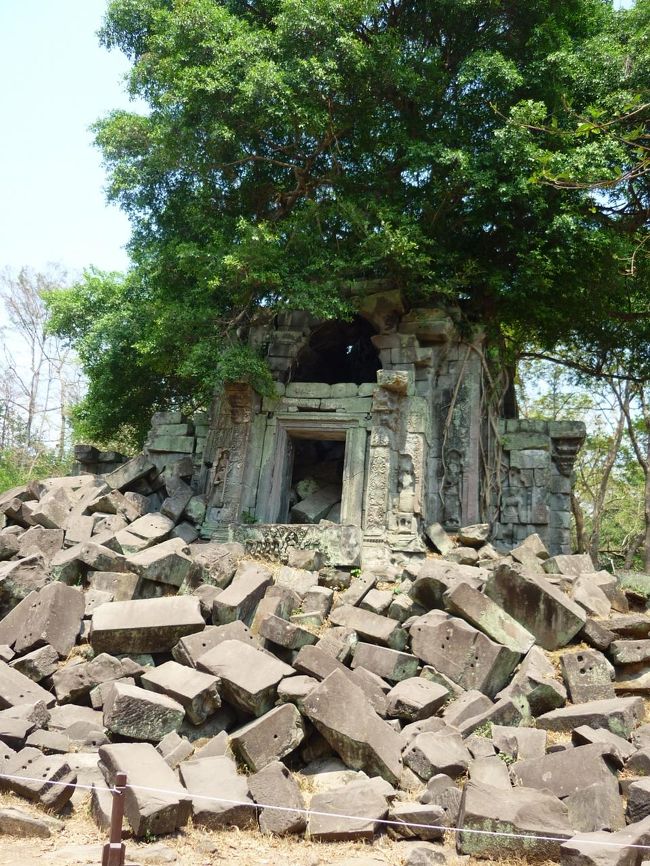 廃墟だが、なぜか荘厳な感じがする。