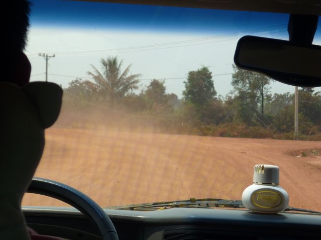 乾季の赤土の舞う道路を昼食レストランへと車を飛ばす。