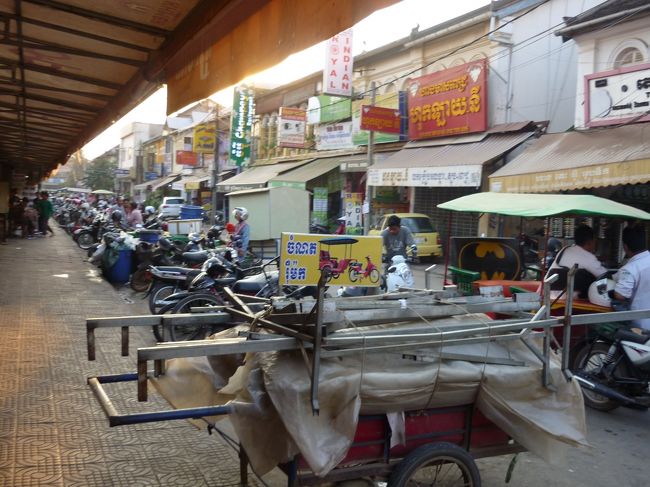 明るいうちにオールドマーケットに行ってみよう。<br />ツクツクでオールドマーケットまで2ドル。<br />中に入ってみたが、においと暑さで退散。<br />さらに値段があまり書いてないのでいちいち聞くのも面倒。<br />すぐに外に出た。