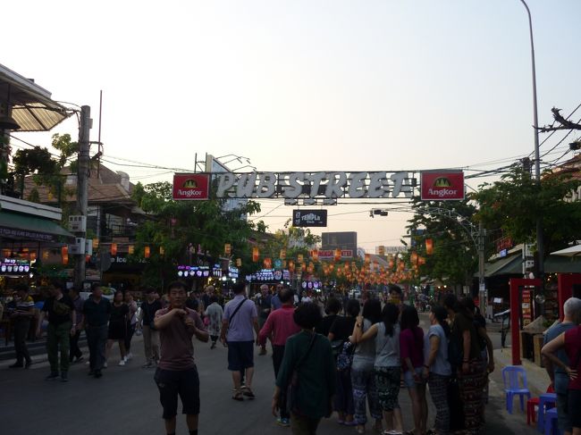 パブストリートへ行ってみる。<br />だんだん暗くなってきた。<br />ここは暗い方が雰囲気がある。