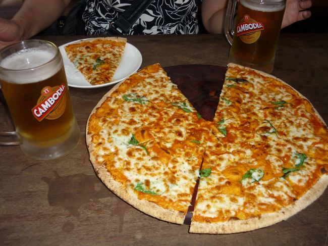 クメール料理は苦手なので、イタリアンにする。<br />まあ、イタリアンなら当たりはずれはあまりないだろう。<br />このピザは少し高くて7ドル。<br />安い店は5ドルのところもあったが、まあ日本の3分の１くらいの値段か。<br />ビールは0.5ドル。安い。