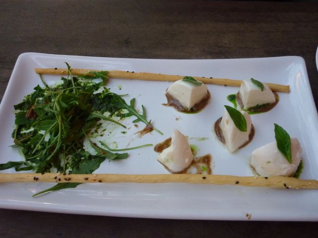 モッツアレラチーズの盛り合わせ、4ドル。<br />あまりチーズの味がしないが、食べ心地は一緒。