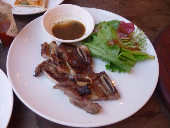 ビーフ・リブ2ドル。やや硬いがうまい。