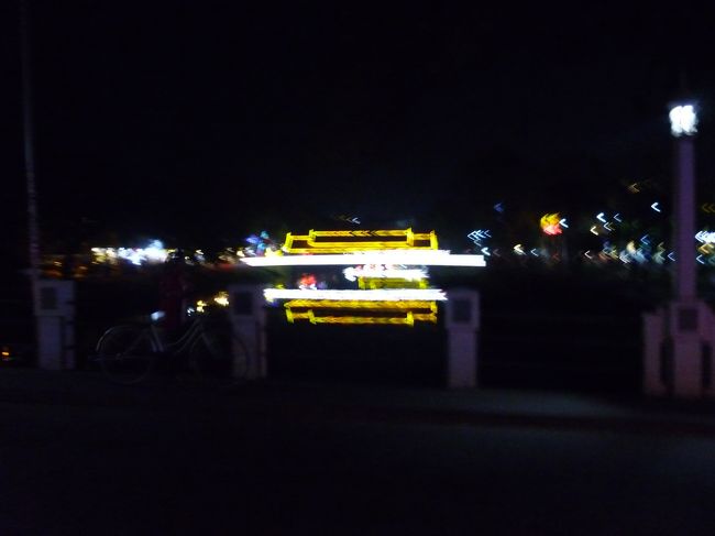 帰りは橋を渡って歩いて帰ります。<br />ここのネオンの写真はよくブログに載っています。<br />