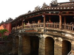 1593年に日本人によって架けられたとされる来遠橋。
ホイアンの象徴的存在。

橋の半分は、お寺になっている。
