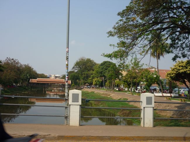 橋を渡る。<br />夜のネオンの場所。