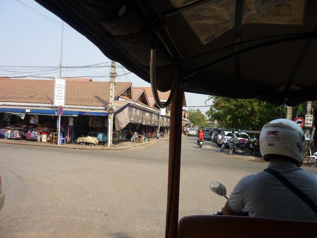 奮発してヘリコプターに乗ろうと思ったが、シェムリアップ空港まで行かなければならないということでやめた。<br />気球なら乗れそうということなので、ホテルからツクツクで往復１０ドル、アンコールワットのそばの気球乗り場まで行くことにした。<br />