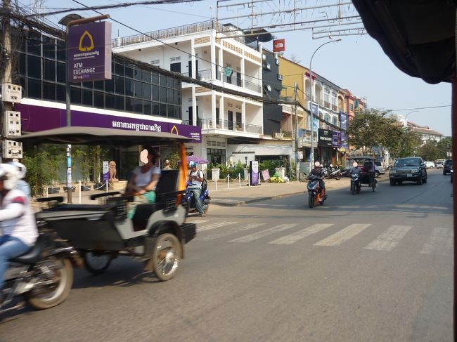 ツクツクがあちこち走っている。<br />料金が安いので乗りやすいが、特にこの暑い時期には外を歩かない方がいいだろう。