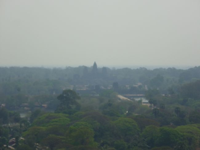 アンコールワットがかすんで見える。