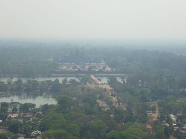 初日に歩いた正面の入り口あたり。<br />向こう側が太陽が上がる東になる。<br />つまりアンコールワットは西を向いていることになる。