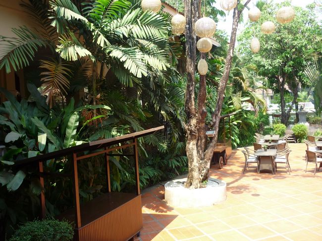 季節が良ければホテルの敷地内でも十分のんびりできそうである。<br />昼間は、涼しくアンコールワット見学、時間の余裕を持って部屋でくつろぎ、プールで体をほぐす、夕方はアフタヌーンティーで軽いアルコール、夜はパブストリートで食事。<br />なかなかいい計画だ。