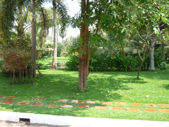 リゾート気分も十分味わえそう。<br />こんな感じのホテルでも二人で１泊２万程度だ。安い。