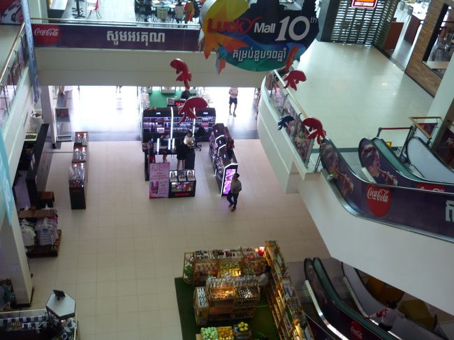 一度ホテルに帰り、きれいなスーパーがあるというのでお土産探しに出かけてきた。<br />ホテルからツクツクで３ドル。<br />名前は、ラッキーモール。<br />清潔でなかなか安い。ミドルステイの時はここに来れば何でもそろう。<br />それにしても空港の免税店は高かった。