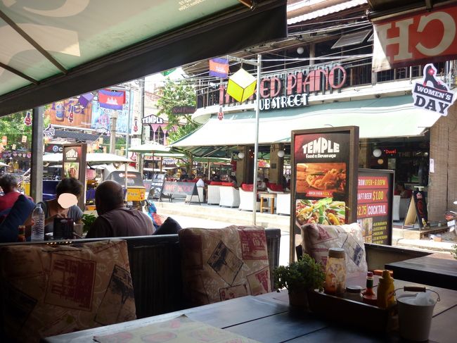 スーパーからパブストリートまで１ドルでいいというのでツクツクに乗る。<br />またまたイタリアンの店を探して入る。