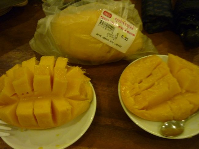 ラッキーモールで買ったマンゴをホテルの部屋で食べる。<br />2個で１ドルもしない、安くておいしい。<br />ゴールドコーストでは１個３００円くらい、バリ島でも１個１８０円くらいで安いと思ったが、こちらはそれよりもはるかに安い。<br />