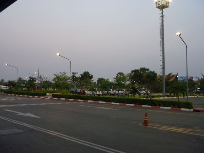 薄暗くなった空港へ。