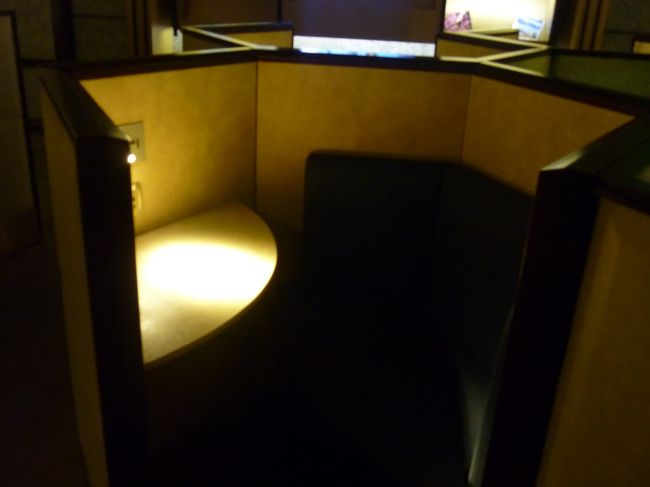 一人用の個室感覚のソファーとテーブル。<br />このほか乗り継ぎ時間が長い人が寝るための個室もあった。