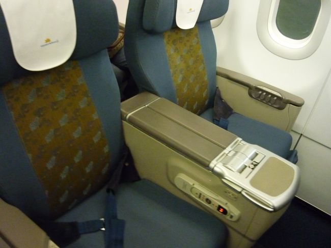 福岡行きもこんな感じである。<br />完全にフラットにはならないが、夜間は楽であろう。<br />今回はエコノミーを利用し、帰りの便はほぼ満席。ほとんど眠れず困った。<br /><br />しかし、今回の旅はなかなか楽しかった。１１月頃の雨期明けのやや涼しい時はどんな感じなのだろう。また行ってみたくなった。<br />