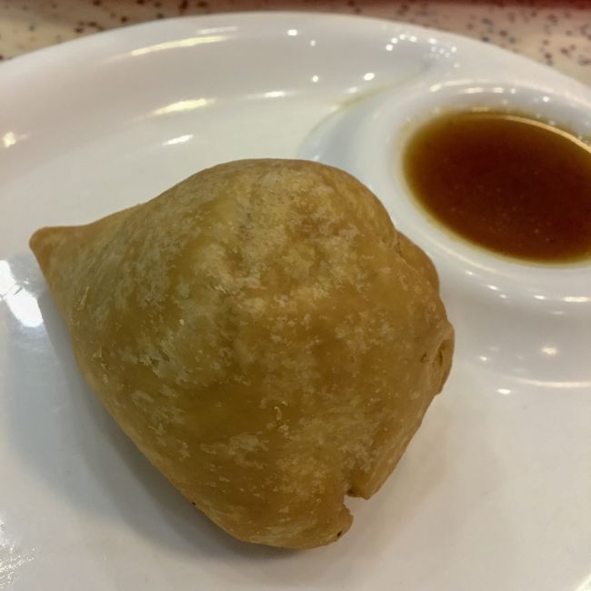 一緒に注文したサモサ（20ルピー）。何気にこれも辛い。<br />油で手がぎとぎとになるけど、安いし、うまい。